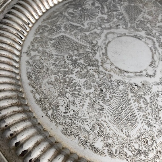 ヴィンテージ シルバー サービングトレイ：丸い彫刻のディテール、リブ