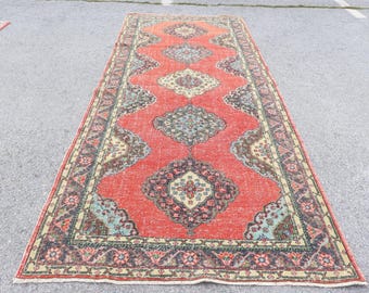 赤いアンティーク調トルコ製ランナーラグ：ボヘミアン・ウシャック