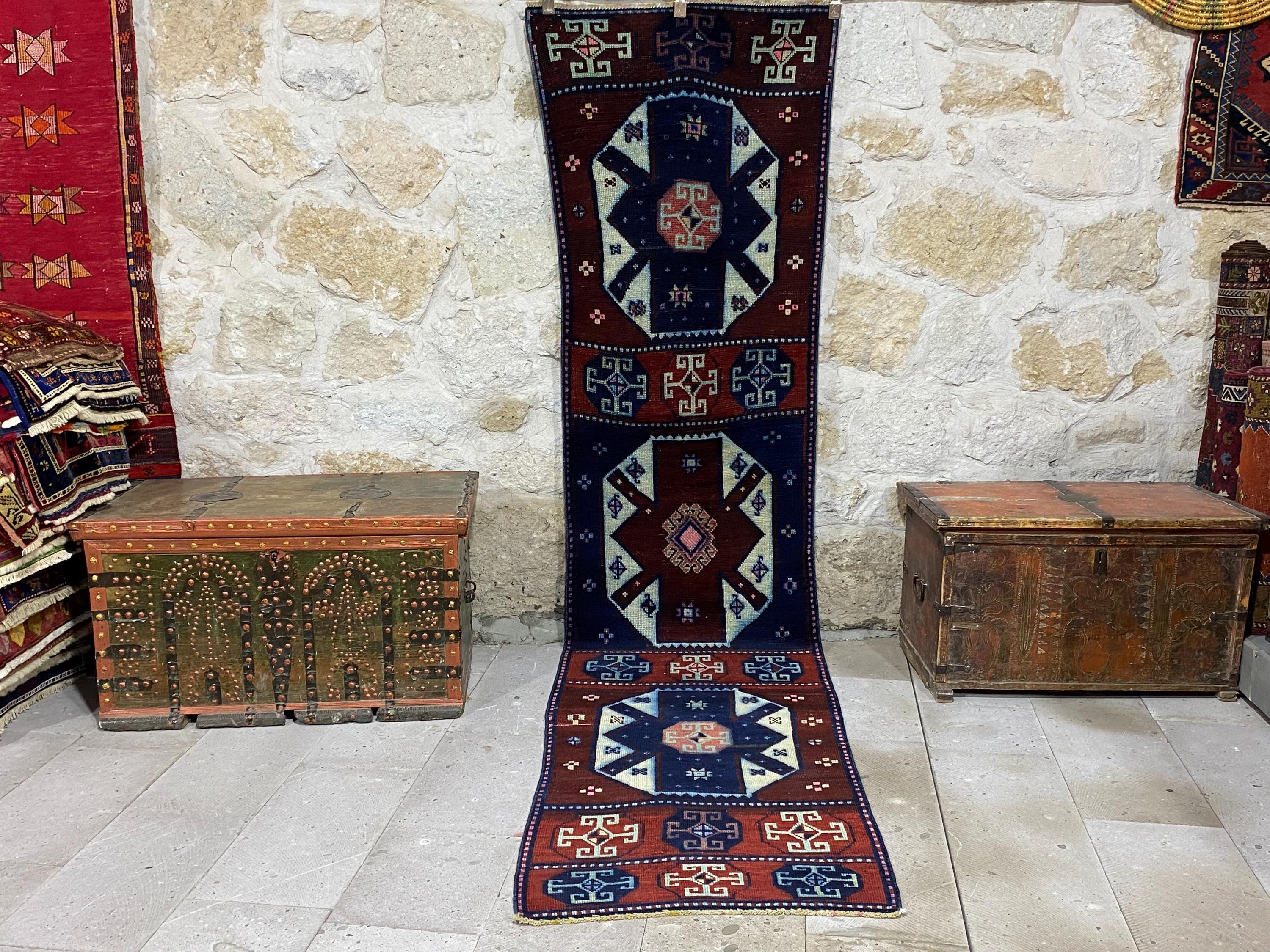 ヴィンテージトルコウールランナーラグ：赤と青の幾何学模様の廊下用