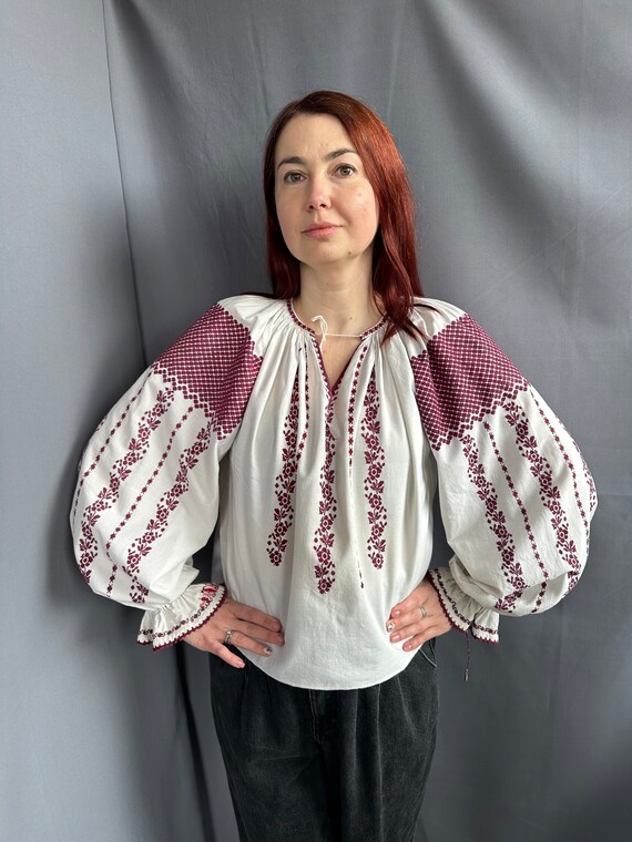 ルーマニアのブラウス 刺繍入りトップス ヴィンテージ衣装