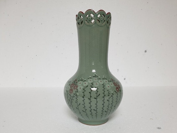 手作りの韓国陶器透かし彫り青磁花瓶 - 菊、高麗、伝統、室内装飾