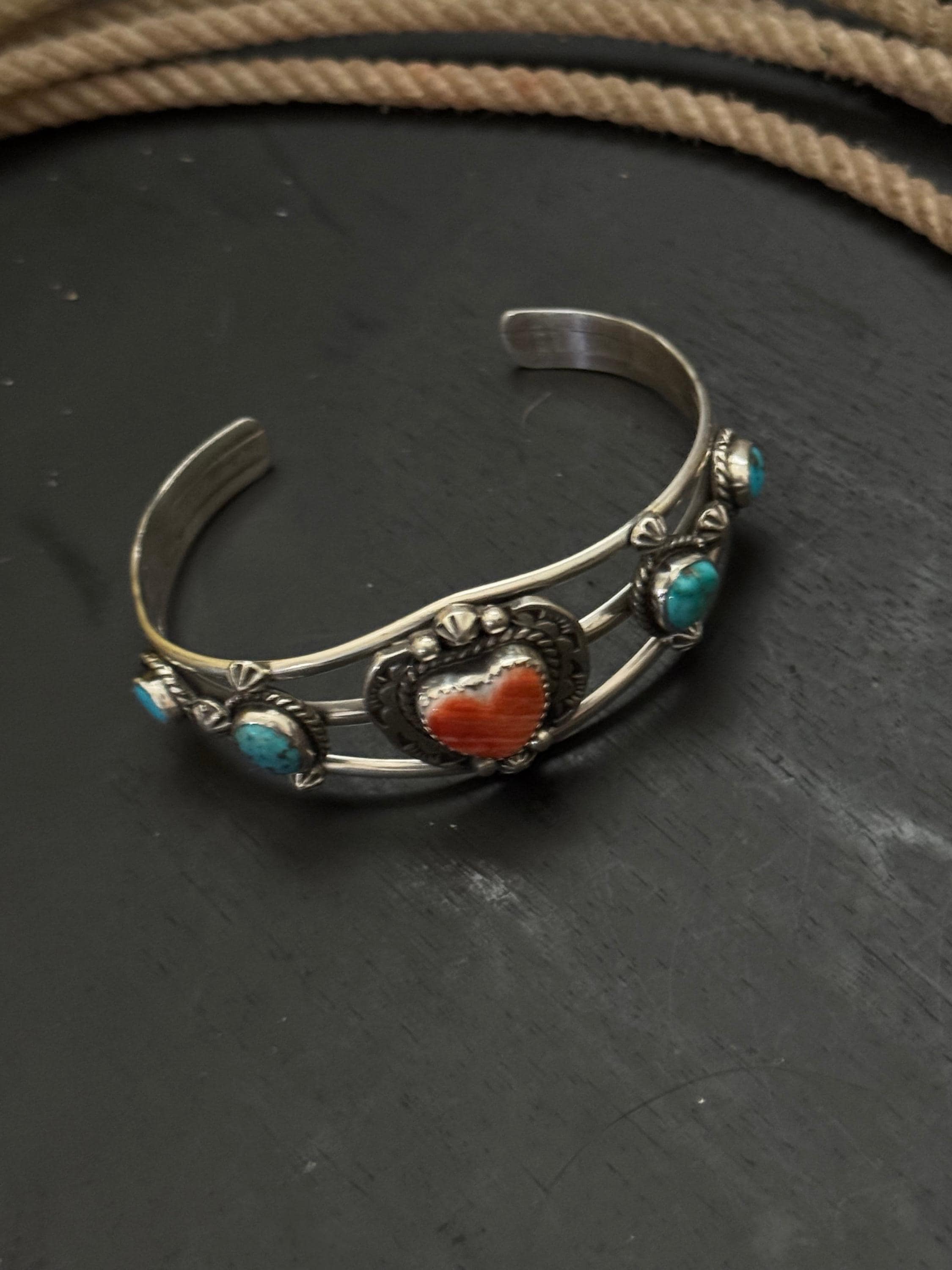 ナバホ族製マルチストーン＆スターリングシルバーのカフブレスレット