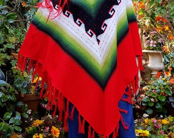 ヴィンテージ ポンチョ: 1970 年代の豪華なヴィンテージの赤、白、緑の
