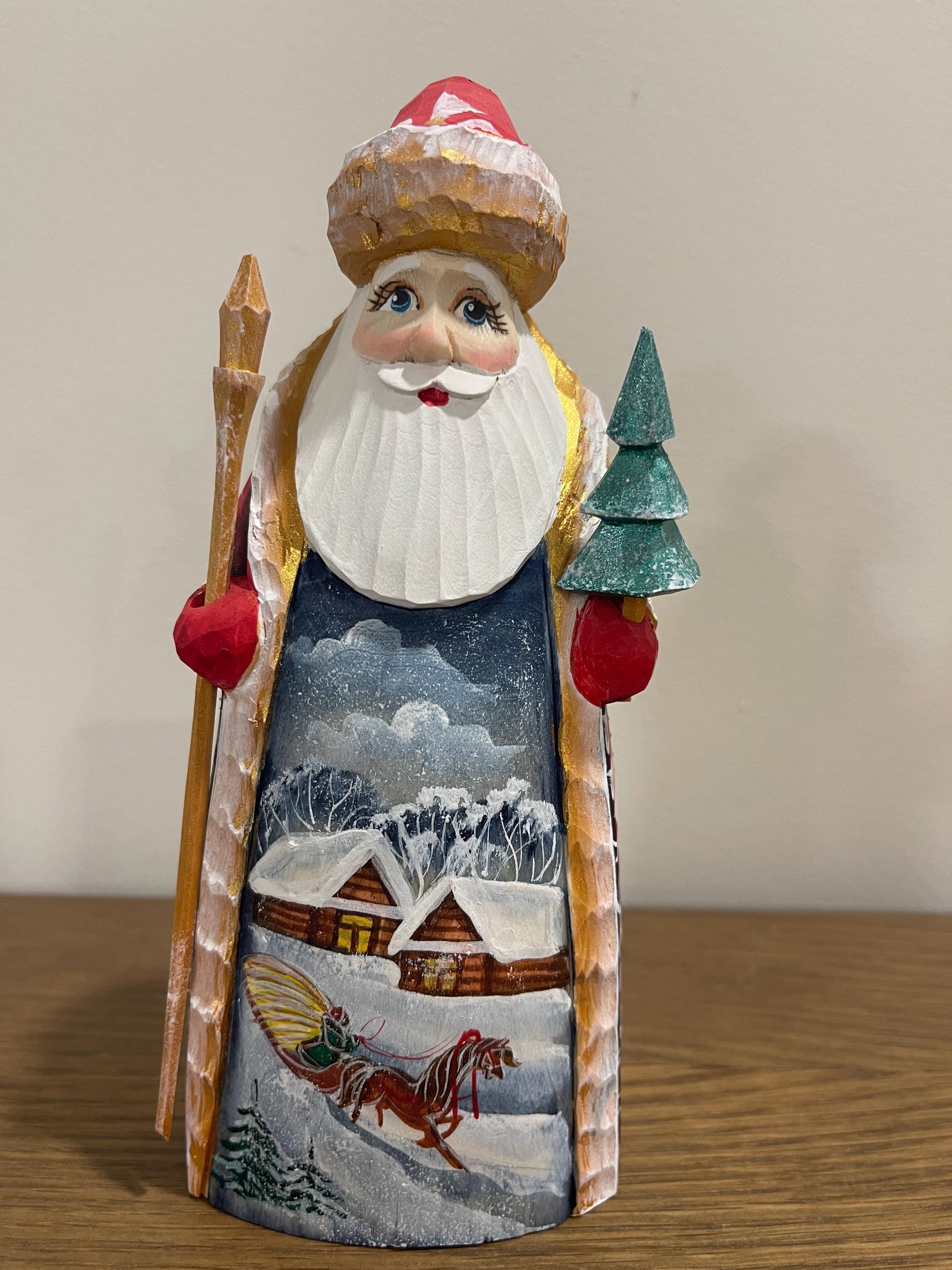 手彫りの木製サンタクロース、ウクライナの民芸品、クリスマスの装飾