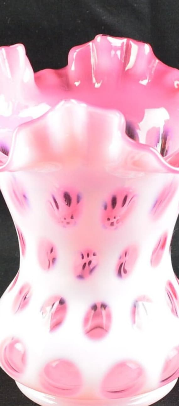 フェントン クランベリー コインドット花瓶：フリルエッジの乳白色