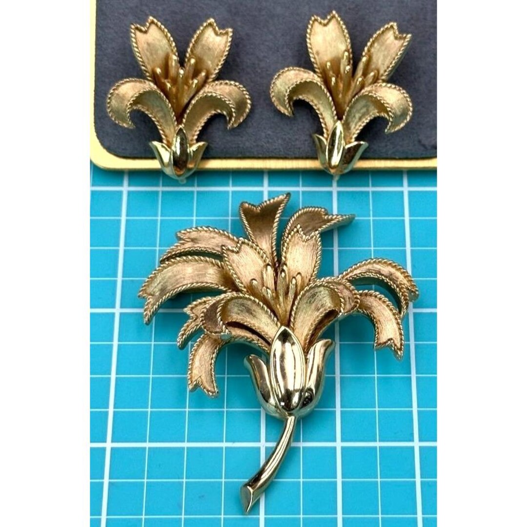 Crown Trifari Brushed Gold Flower Brooch and Clip Earrings MINT - Etsy