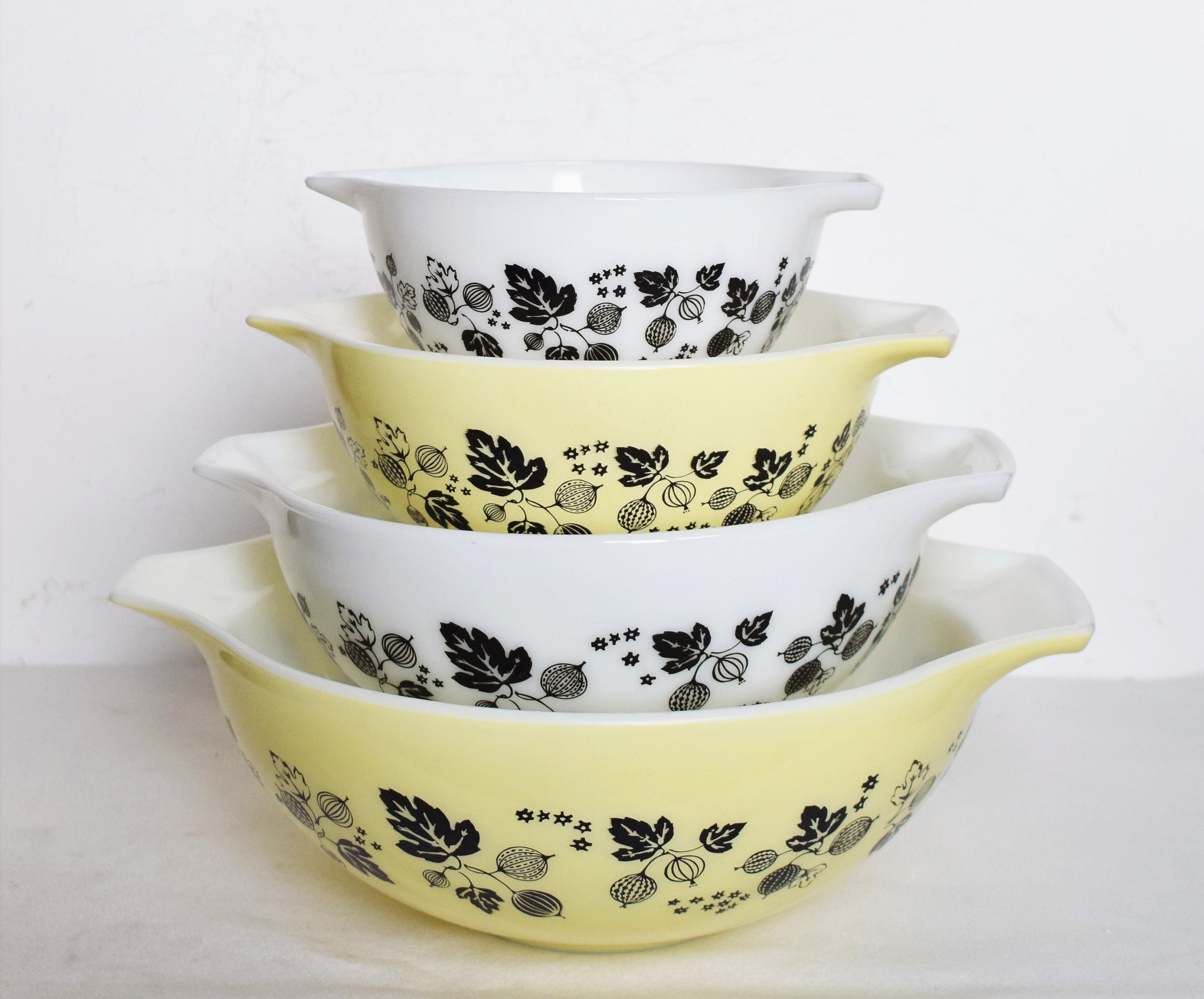 イエロー、ブラック、ホワイトのパイレックス グーズベリー シンデレラ