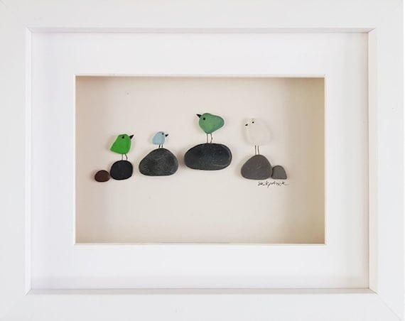 岩の上の鳥 - ユニークな小石アートとシーグラスの絵 - 額入り