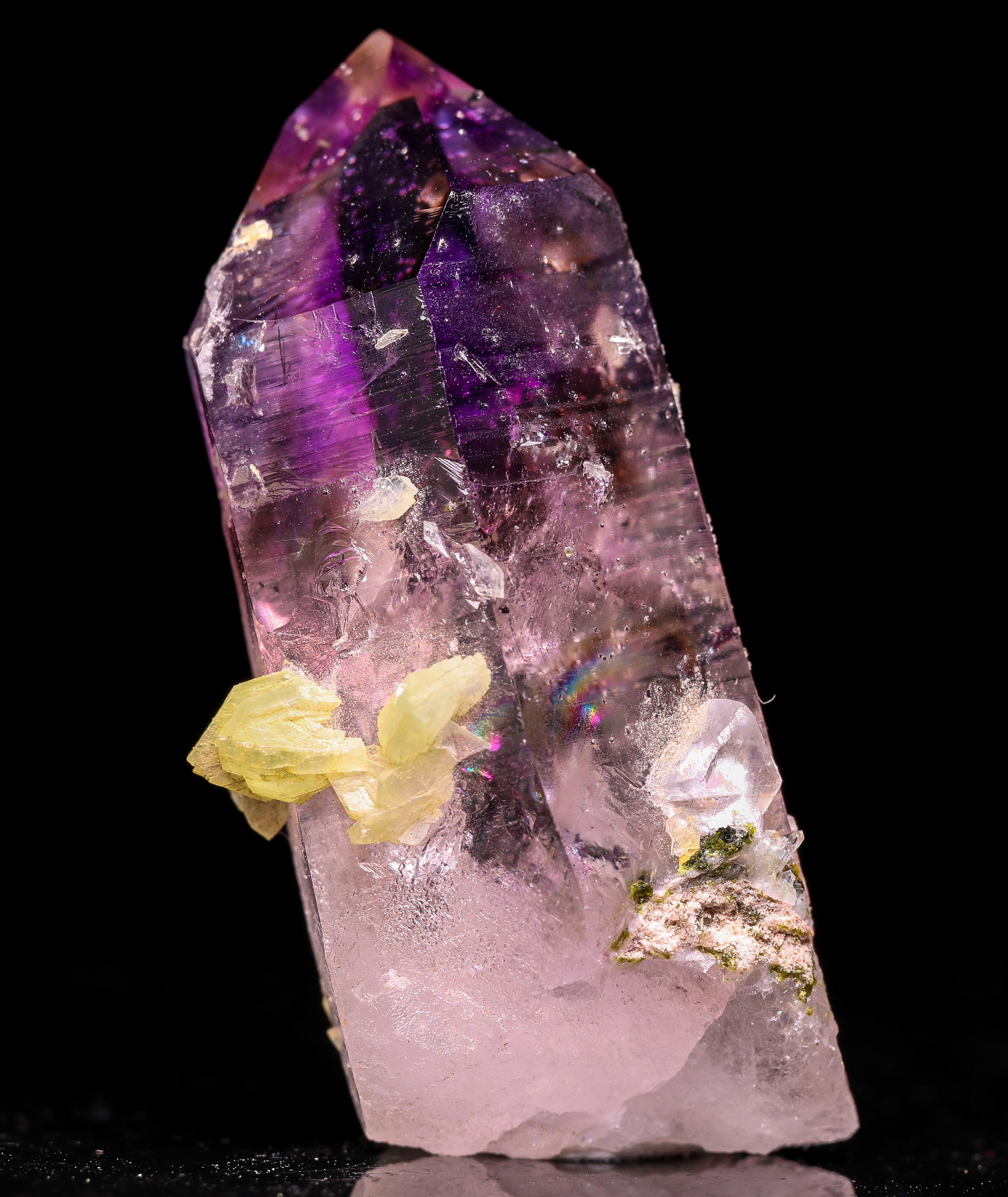 アメジスト上のプレナイト（クォーツポイントを含む）、ゴボボセベルゲ