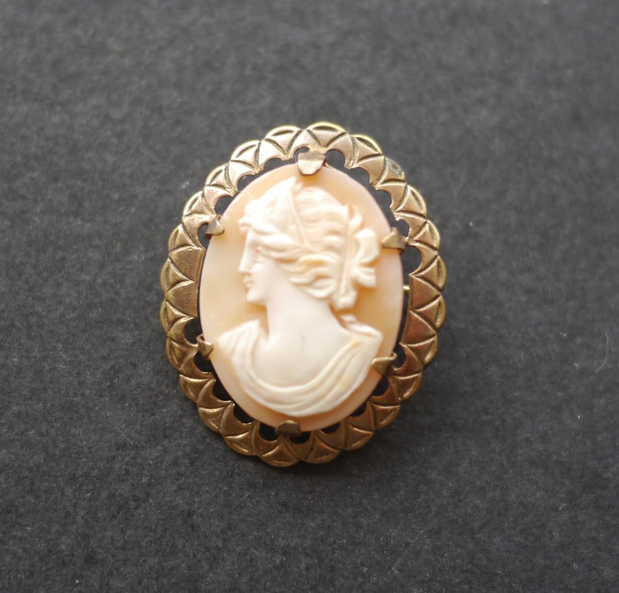 ヴィンテージ彫刻シェルカメオブローチ（小）、ゴールドトーンフレーム