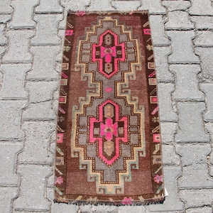 赤いトルコ産ウシャクラグ：小さなヴィンテージウールエリアラグ（1.6