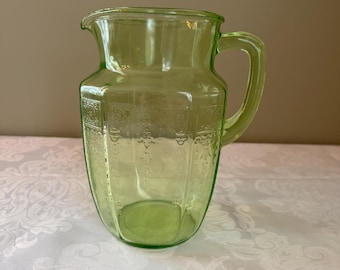 ヴィンテージグリーンウランガラスショートリブウォーターピッチャー