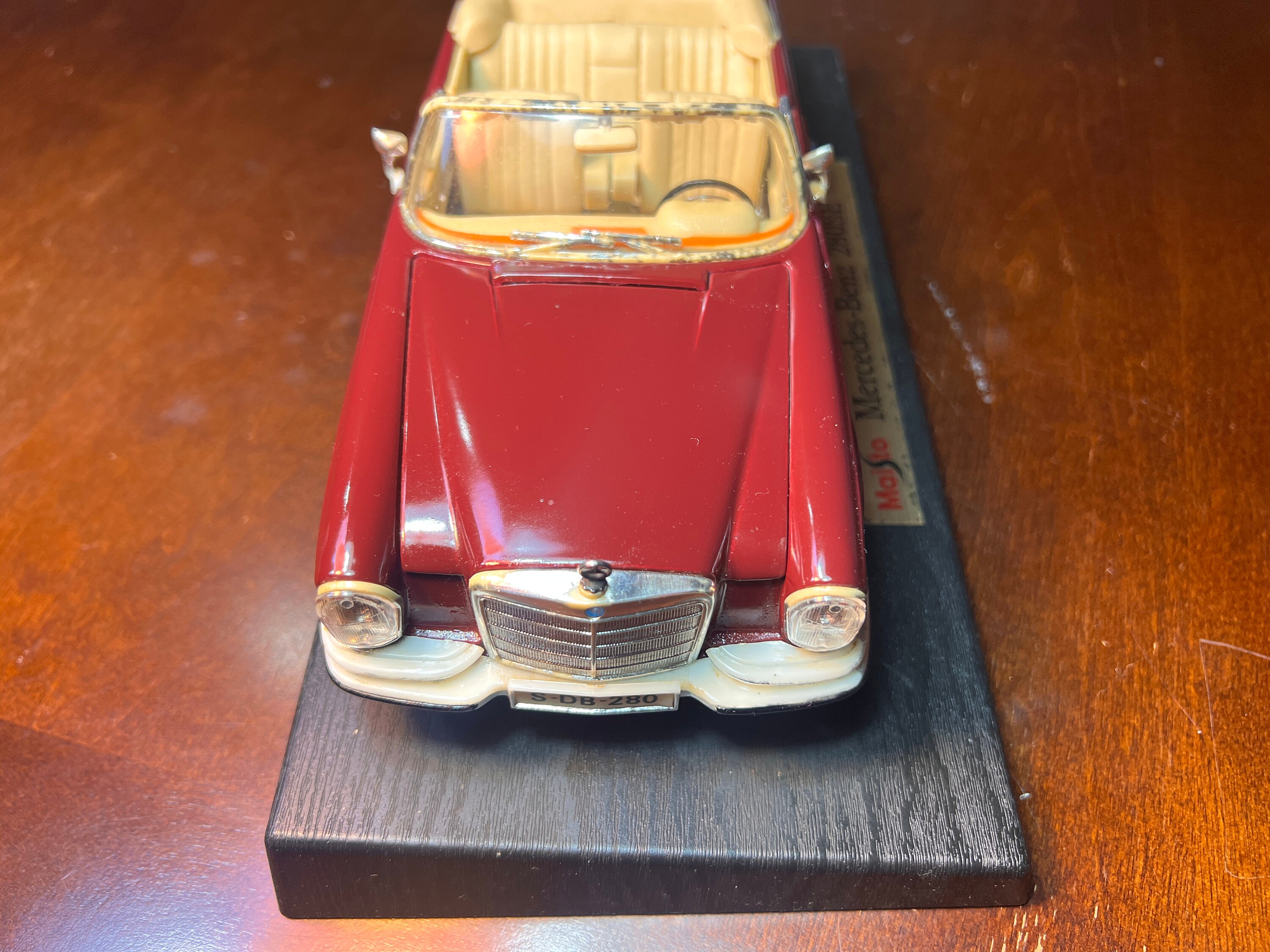 Maisto 1/18 Scale Model Car 31811 - 1966 Mercedes Benz 280SE - Red