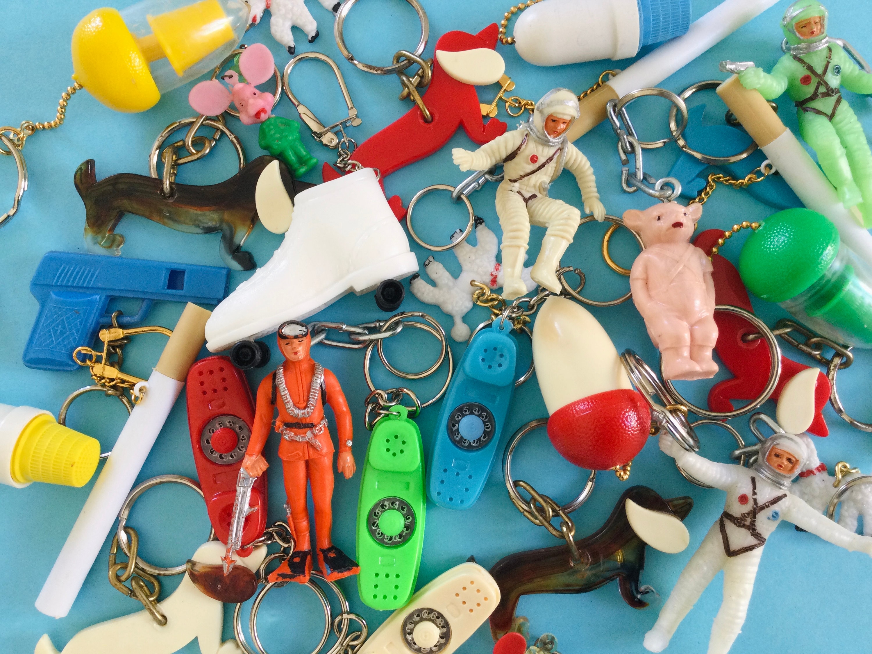 ヴィンテージ回転式電話キーホルダー：80年代風ノベルティキーリング