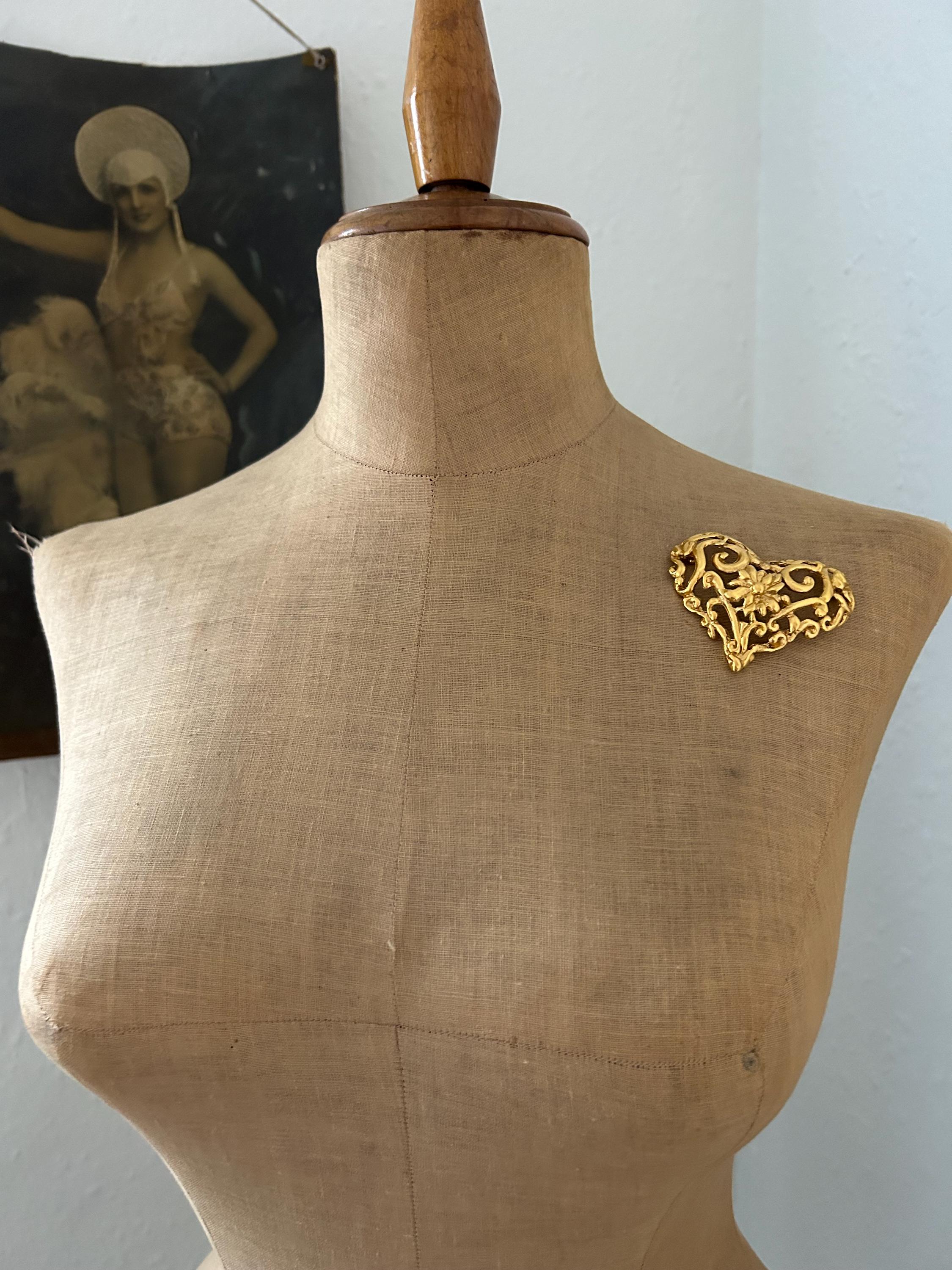 ヴィンテージ クリスチャン・ラクロア ゴールドハートブローチ - Etsy 日本