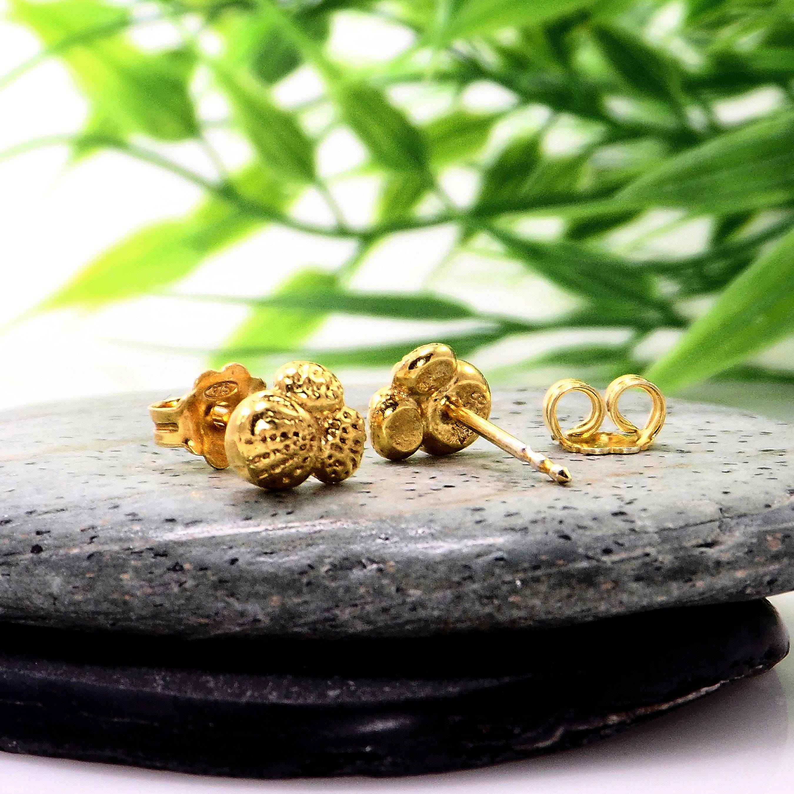 ゴールド花形スタッドイヤリング ゴールド花形スタッドイヤリング