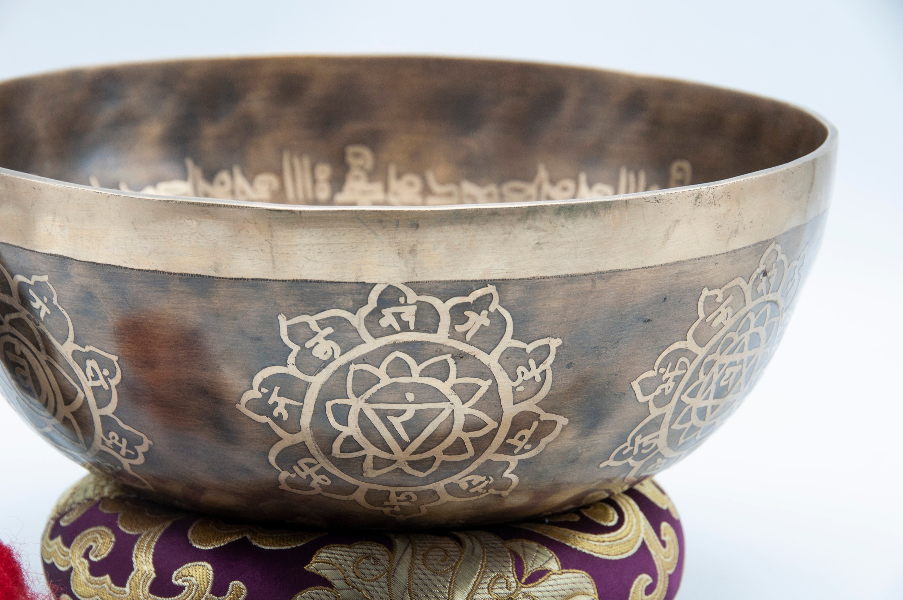 7つのチャクラを彫ったシンギングボウル（8インチ） - サウンド