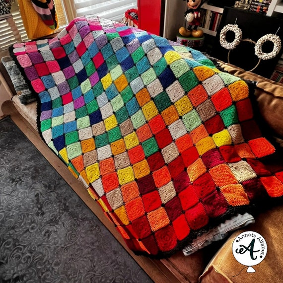 かぎ針編みのパターンのグラニースクエアブランケット、ボブル付き