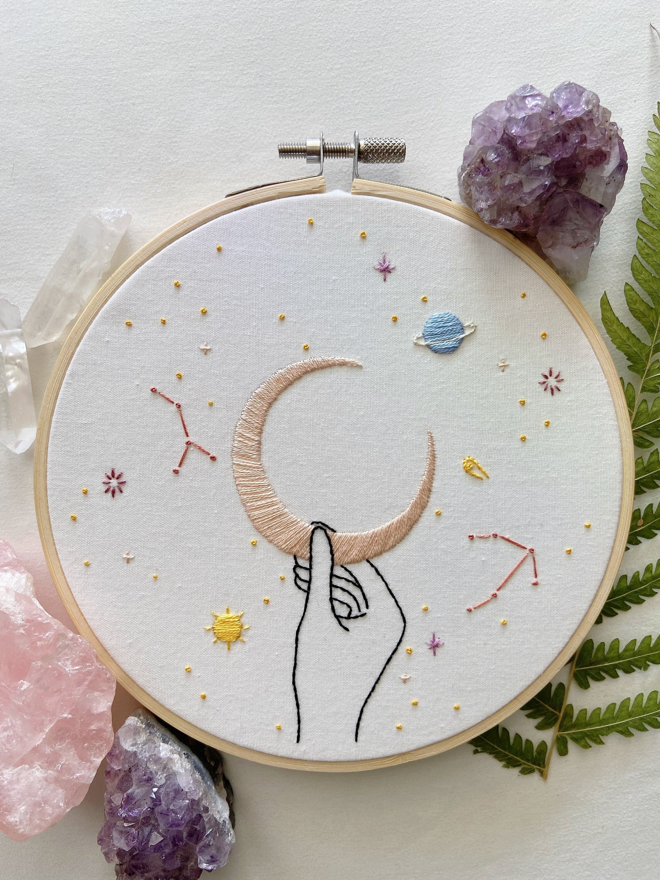 月と宇宙の刺繍枠アート - Etsy 日本