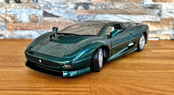 Jaguar XJ220 1992 | Vintage Model Car | 1/18 Scale Model Car | 1