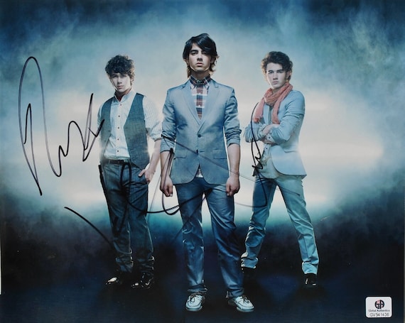The JONAS BROTHERS Signed Photo X3 - Kevin Jonas, Nick Jonas, Joe