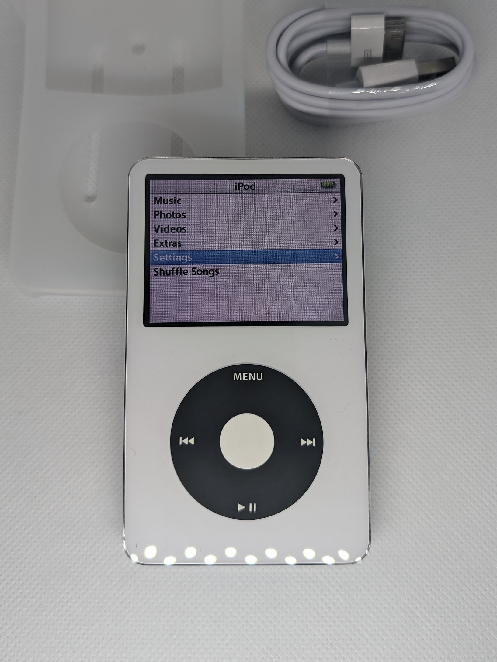 Apple iPod Classic - 第 5 世代、ホワイト + ブラック (3000 mAh
