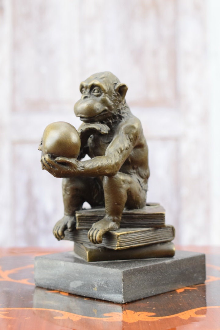 ダーウィンの考える猿のブロンズ彫刻：頭蓋骨の置物 - Etsy 日本