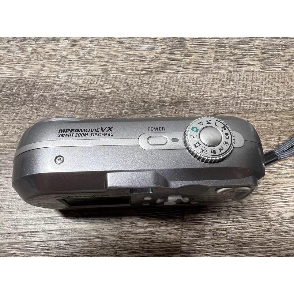 Sony Cyber Shot DSC-P93 Digital Camera - Silver / Smart Zoom 5.1MP