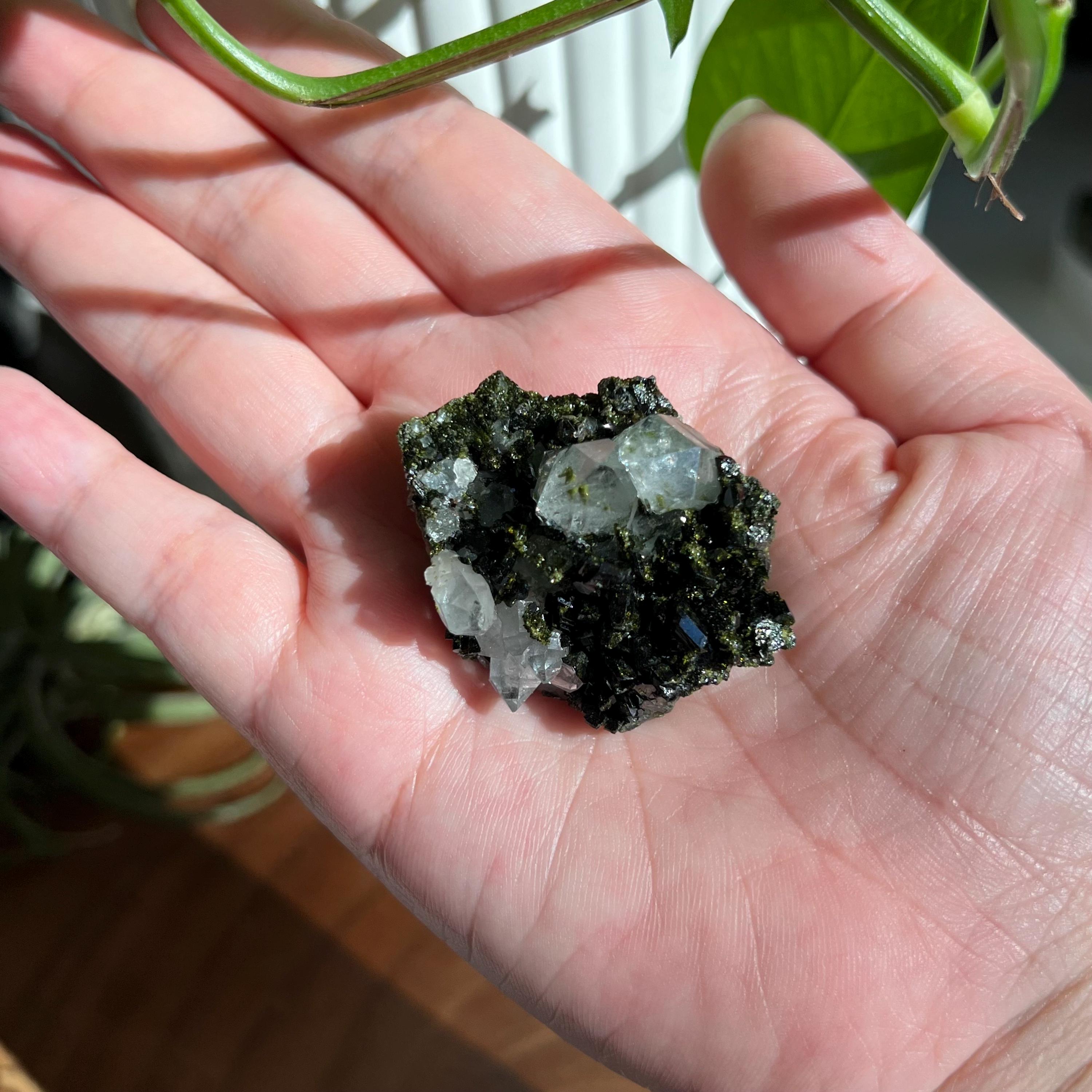 エピドートとクォーツの標本 / トルコのハッカリ産 / 自立型 - Etsy 日本