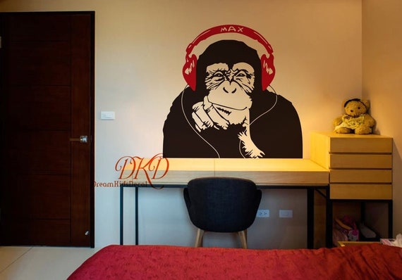 バンクシースタイルの音楽猿のウォールアート、ヘッドフォンで音楽を