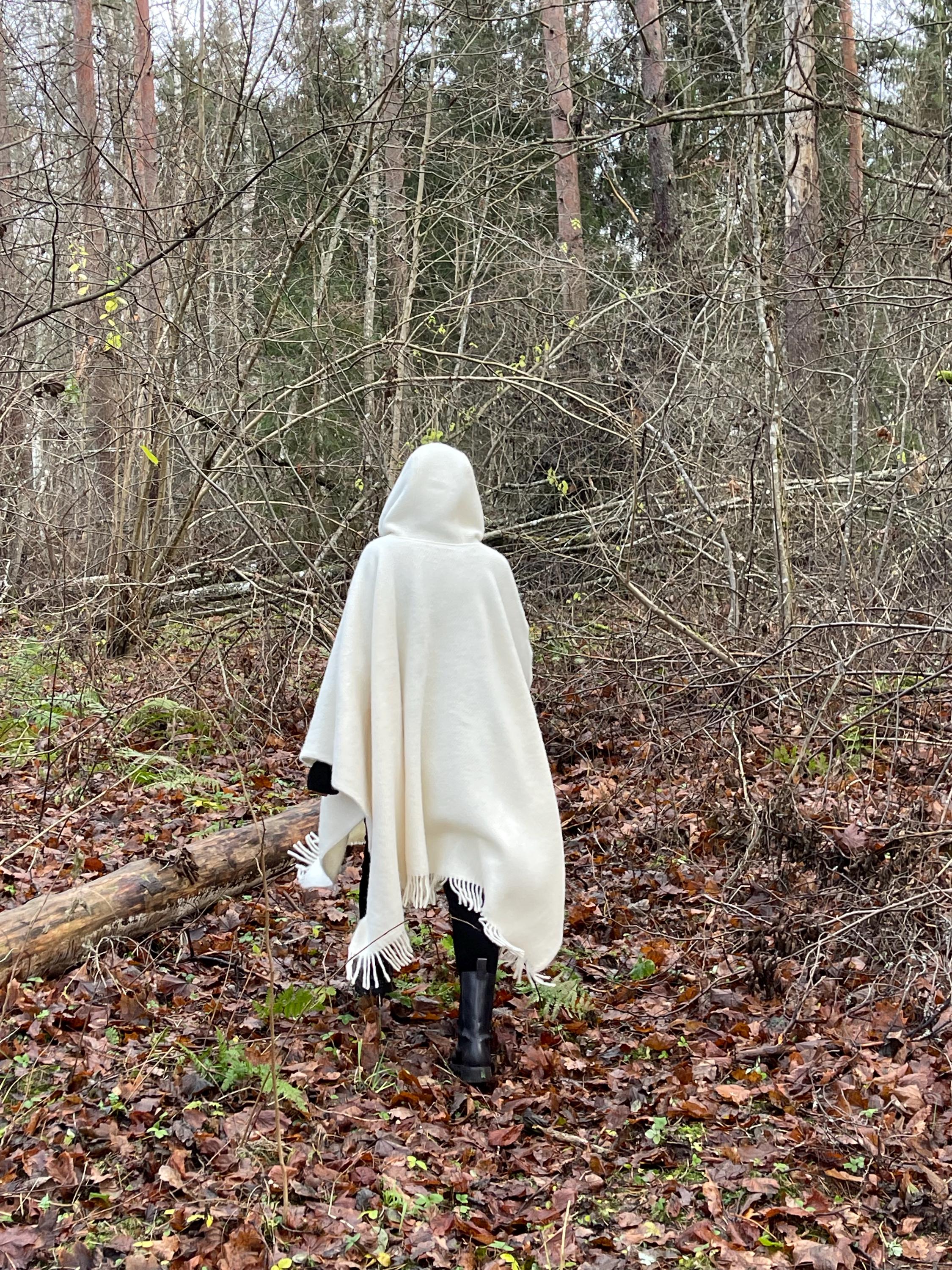 フードとフリンジ付きの白いウールポンチョ ポンチョレディース