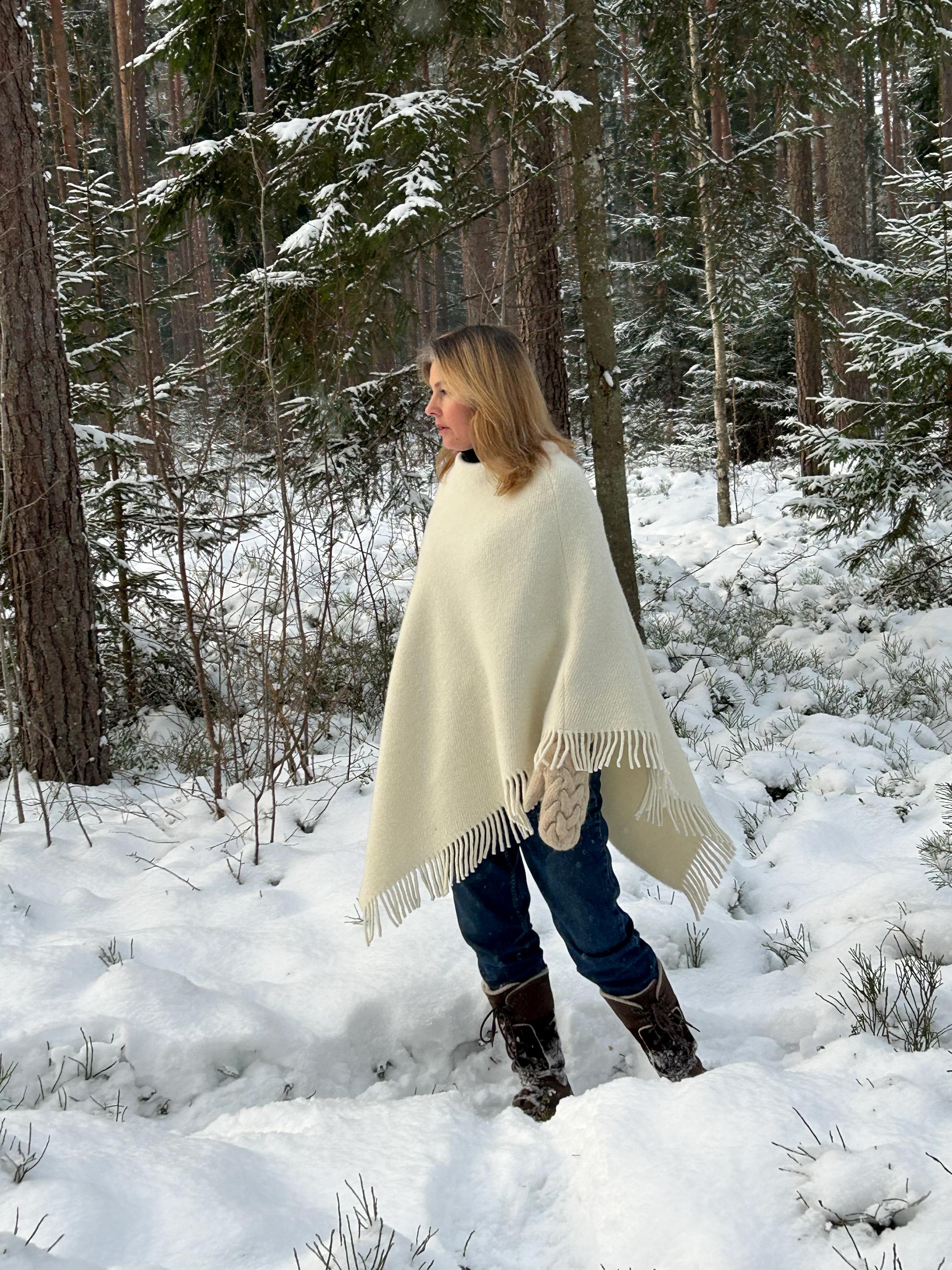 クリームホワイトのウールポンチョケープ、フリンジ付きの白い