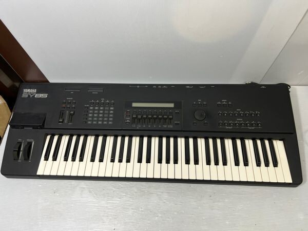 Yamaha SY85 Digital Synthesizer Keyboard 61-Keys Black keyboard