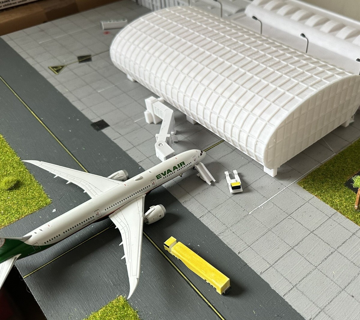 Generic Airport Terminal (White) 1:400 Diorama Model
