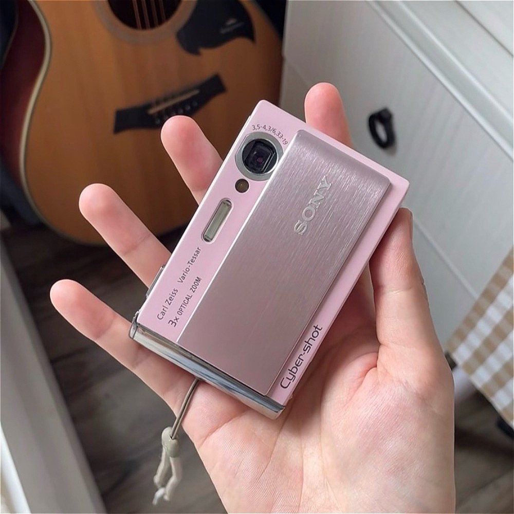 Sony Cyber Shot DSC-T70 Digital Camera 8.1MP 3x Optical Zoom Built