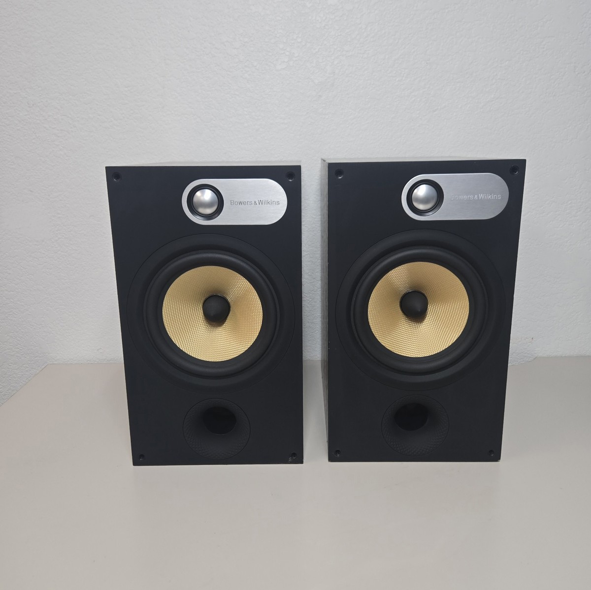 B&W Bowers & Wilkins 685 Bookshelf Speakers Audiophile Studio