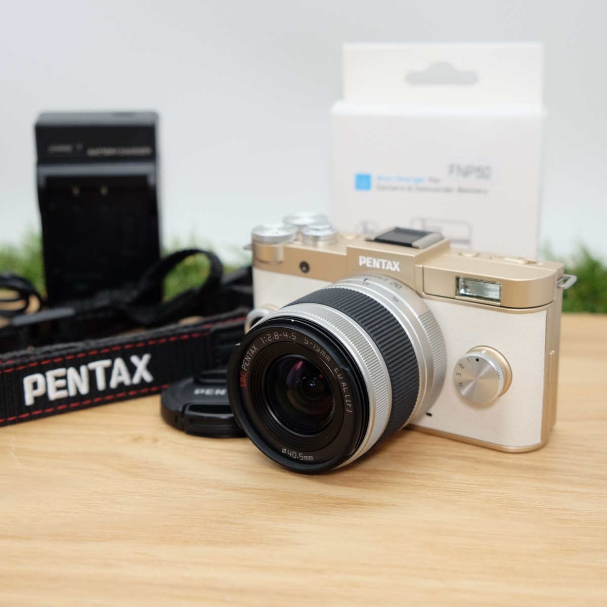 Pentax Q-S1 12.4MP White 02 Standard Zoom Lens Kit W/ Box Japan