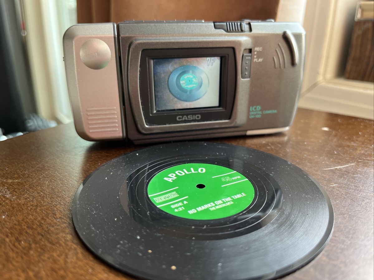 Pocket digital Camera Casio QV-100 Selfie Swivel Rotating Lens