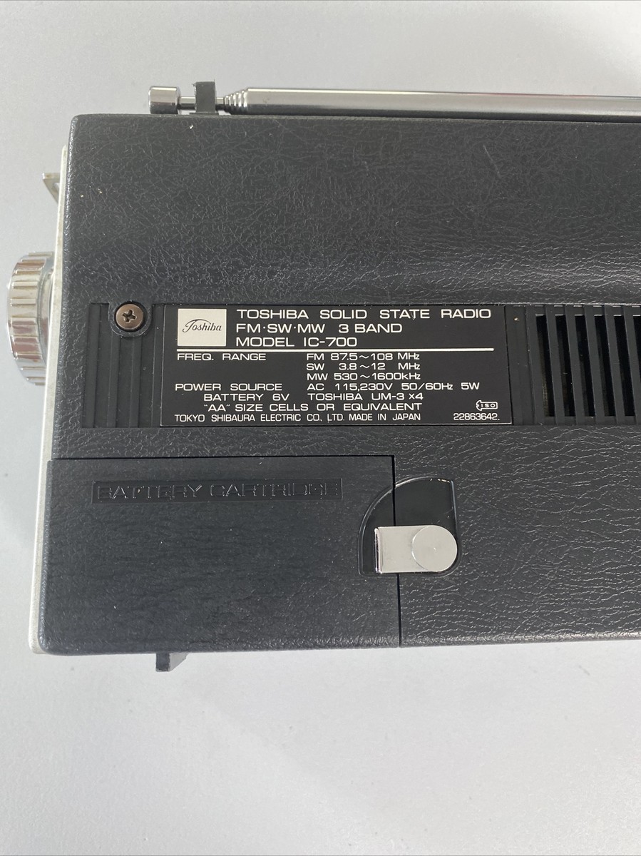 Vintage Toshiba Solid State Radio FM/SW/MW 3 Band IC-700 ICFET