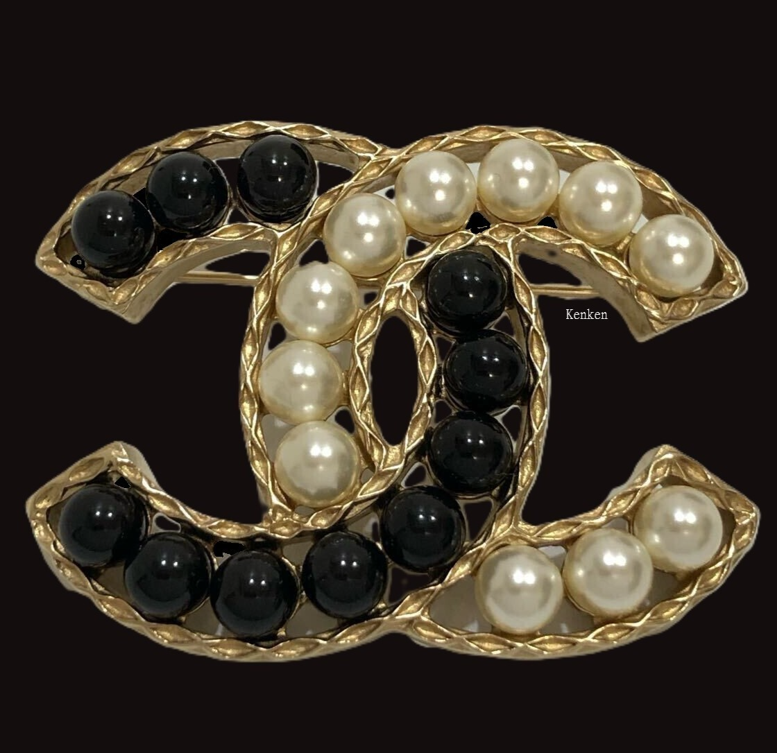 CHANEL Brooch AUTH chain Logo Rare Vintage Pin CC Gold Fake Pearl