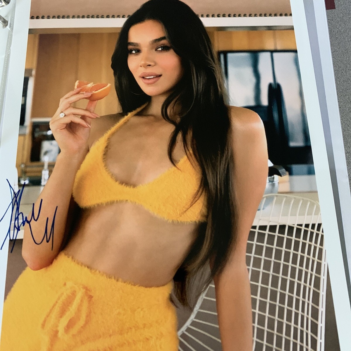 Hailee Steinfeld Signed Glossy 8x10 Studio Photo reprint Plus
