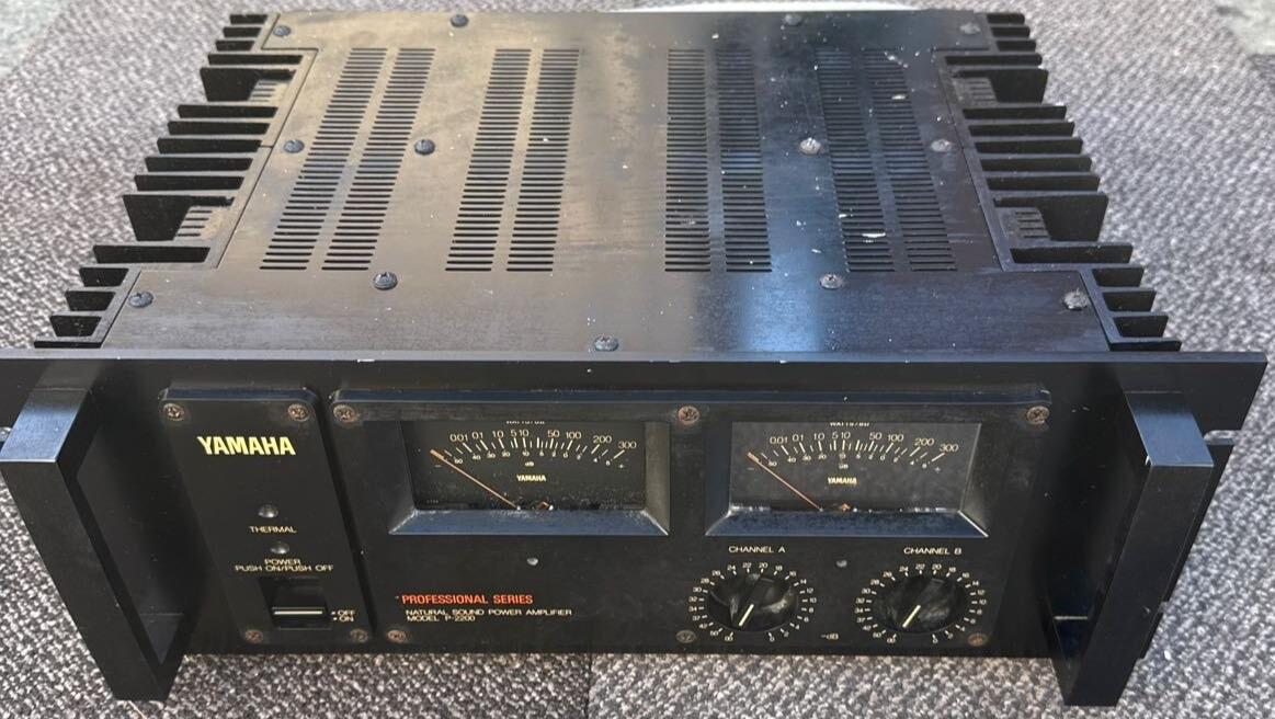 Yamaha P-2200 2-Channel Professional Power Amplifier Black 20Hz