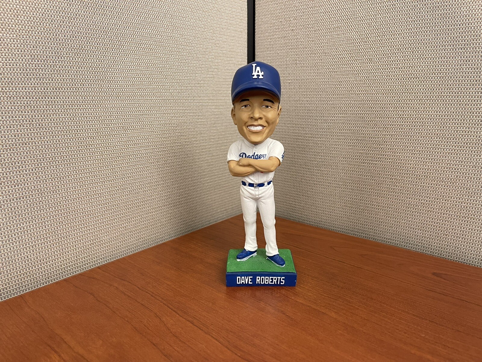 DODGERS DAVE ROBERTS ボブルヘッドフィギュア DODGERS DAVE ROBERTS