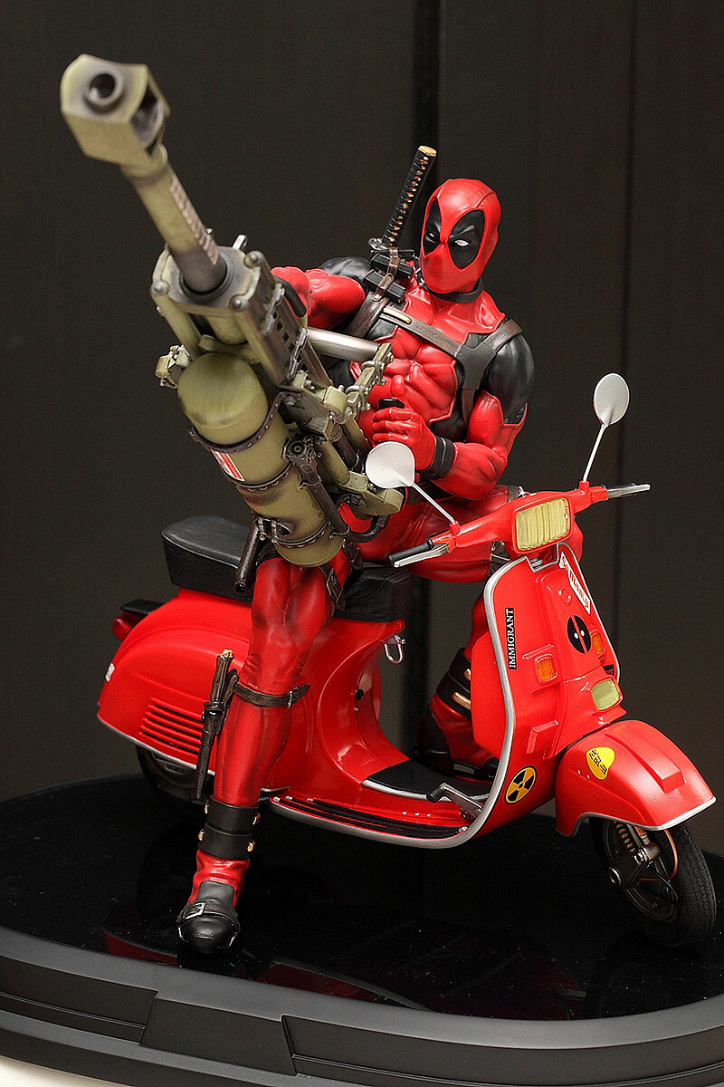 DEADPOOL on VESPA Gentle Giant 1/6 Statue with flaws. Read the ad