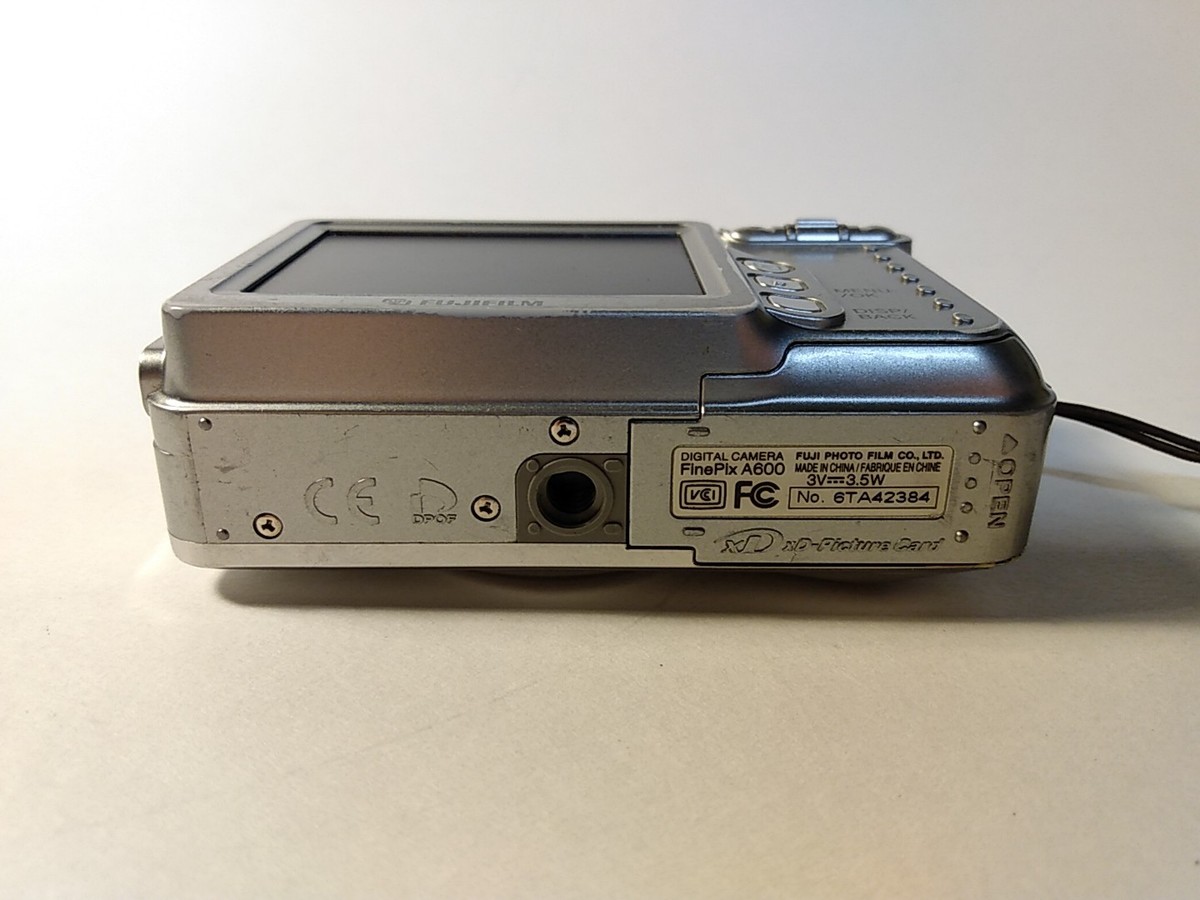 Fujifilm FinePix A600 digital camera, 6.3 MP, 3x zoom, works, has