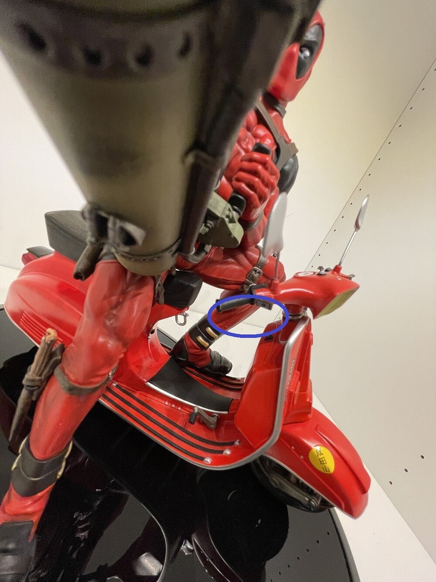 DEADPOOL on VESPA Gentle Giant 1/6 Statue with flaws. Read the ad