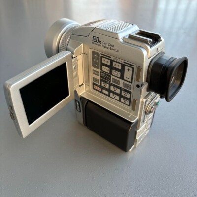 Sony Handycam DCR-PC110 Mini DV Hybrid Camcorder Nightshot 2.5 inc