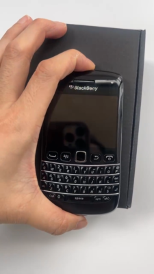 GOOD VINTAGE BlackBerry Bold 9790 - 8 GB - Black (Unlocked) SIM