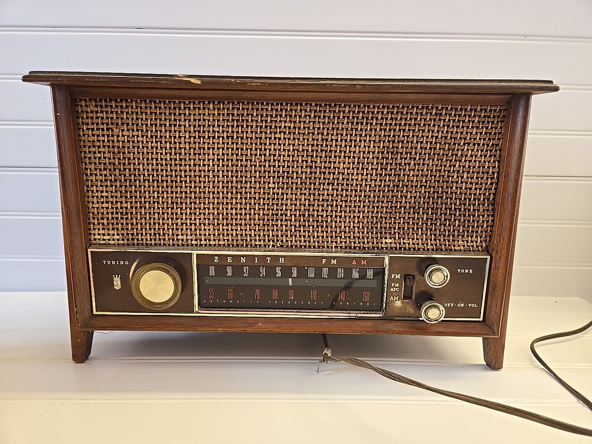 Vintage 1963 Zenith Long Distance Wood Tube Radio | Model K731