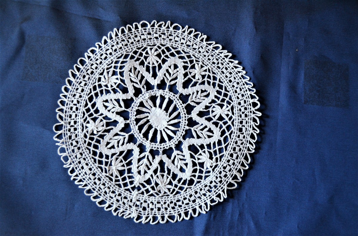 Handarbeit rundes Klöppeldeckchen Klöppelspitze 17 cm | eBay.de